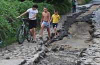 В Днепропетровске на протяжении 35 лет жители сами ремонтируют дорогу 