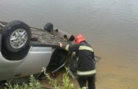 В Черниговской области легковушка слетела в реку