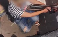 Лежала на полу в туалете: в одном из заведений Кривого Рога нашли женщину со шприцом (ФОТО)