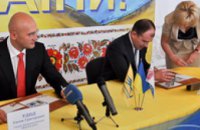 Дмитрий Колесников и Евгений Удод провели спецгашение новой почтовой марки «Днепропетровск»