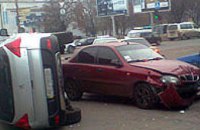 ДТП на перекрестке Ильича и Кирова: столкнулись 3 автомобиля, 1 машина перевернулась (ФОТО)