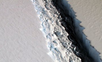 В Антарктиде обнаружили стокилометровую трещину