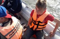 В Хмельницкой области четверо подростков застряли посреди реки на сдутой лодке