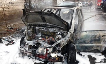 В Чечеловском районе Днепра сгорел Mercedes