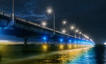 Днепропетровский дизайнер предлагает преобразить Центральный мост с помощью патриотичной подсветки  в сине-желтых тонах