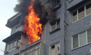 Пожарные спасли хозяина квартиры и его знакомую: в Марганце произошёл пожар в многоэтажке