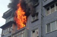 Пожарные спасли хозяина квартиры и его знакомую: в Марганце произошёл пожар в многоэтажке