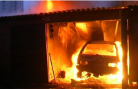 В Днепропетровской области сгорел гараж с автомобилем