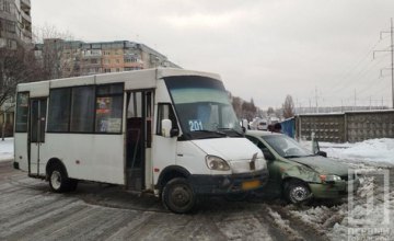 ​На Днепропетровщине столкнулись маршрутка и легковушка (ФОТО)