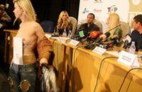 Активистка FEMEN напала на Пэрис Хилтон
