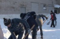Более 30 волонтеров помогли спасателям расчистить снег в детском доме-интернате