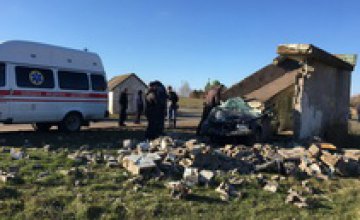 В Днепропетровской области девушка на BMW разнесла бетонную остановку (ФОТО)