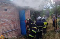 Під час ліквідації пожежі врятовано чоловіка: у Марганці на території приватного домоволодіння горіла літня кухня