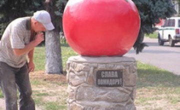 В Запорожской области появился еще один памятник помидору 