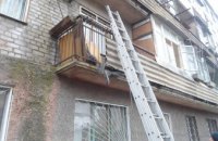 В Каменском спасатели помогли женщине, застрявшей в ограждении на балконе