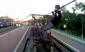 В Киеве при попытке сделать селфи на железной дороге двое парней погибли