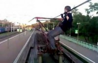 В Киеве при попытке сделать селфи на железной дороге двое парней погибли