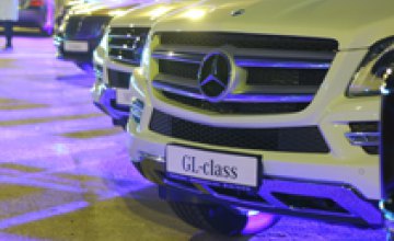 Автомобили Mercedes-Benz, которые вместе с Брюсом Уилиссом стали главными героями блокбастера «Крепкий орешек 5», можно увидеть 