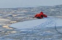 В Черкасской области спасли рыбака, который дрейфовал на льдине