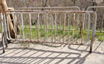В Днепре двое мужчин украли металлическую ограду на Амурском мосту