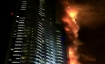 В ОАЭ загорелся жилой небоскреб