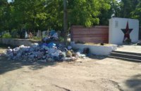 В Днепре памятник героям-освободителям завалили мусором (ФОТО)