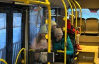 До школи — на безкоштовних  комунальних  автобусах: Дніпрі дітей до навчальних закладів возять коштом міського бюджету