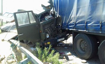 В Херсонской области спасатели деблокировали водителя из покореженного в результате ДТП грузовика