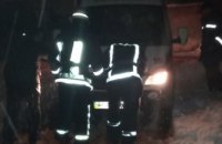 В Кривом Роге в снежную ловушку попала машина скорой помощи (ФОТО)