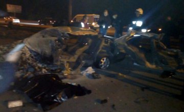 В Днепре, возле Кайдацкого моста, легковушка на скорости влетела в столб и загорелась: есть погибшие