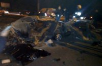 В Днепре, возле Кайдацкого моста, легковушка на скорости влетела в столб и загорелась: есть погибшие