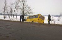 В Сумской области в аварию попал школьный автобус: есть пострадавшие 