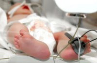 В Днепр доставили двух месячных близнецов с диагнозом «отравление нитратами»