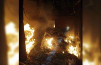 В Днепре между павильонами с колбасой и полуфабрикатами горел мусор (ФОТО)