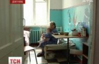 В Донецкой области нашли заморенную голодом девочку, которую мать кормила клеем (ВИДЕО)