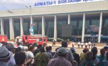 Антитеррористическая операция в Алматы: оцеплен вокзал, в реанимацию доставлены 7 силовиков