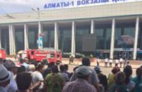 Антитеррористическая операция в Алматы: оцеплен вокзал, в реанимацию доставлены 7 силовиков