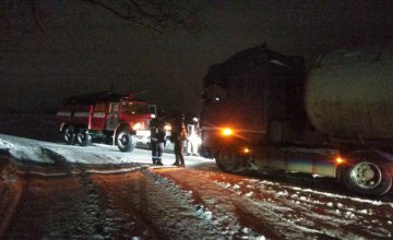 На Днепропетровщине автомобили продолжают застревать в снежных ловушках (ФОТО, ВИДЕО)