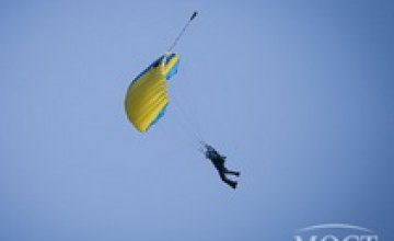 В Днепропетровской области соревновались акробаты-парашютисты (ФОТОРЕПОРТАЖ)