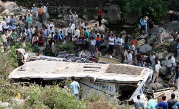 В Индии автобус с паломниками упал в ущелье: 16 человек погибли