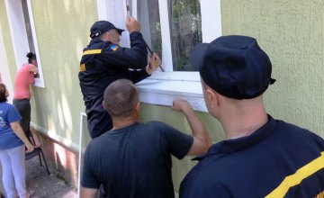 ​На Днепропетровщине спасатели помогли открыть дверь квартиры, захлопнутую сквозняком