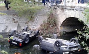 В Феодосии с моста в реку упали 2 автомобиля: госпитализирован 1 человек (ВИДЕО)