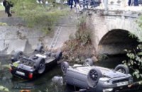 В Феодосии с моста в реку упали 2 автомобиля: госпитализирован 1 человек (ВИДЕО)