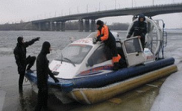 В Днепропетровске спасатели сняли двух рыбаков с отколовшейся льдины