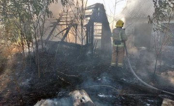 В Царичанском районе из-за возгорания сухой травы сгорели 3 хозпостройки в частном секторе