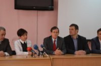 Ведущие французские хирурги провели в Днепропетровской областной детской больнице две операции по восстановлению слуха