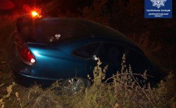 ​В Днепре водитель Mazda пытался скрыться от полицейских и вылетел в кювет