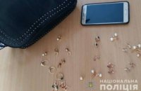 В Днепропетровской области женщина забыла на лавочке сумку, полную золотых украшений (ФОТО)