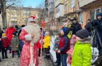 Как жители Центрального района вместе с депутатом открыли ёлку и организовали детский праздник (Видео) 