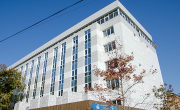 В днепровской детской больнице №5 уже заменили кровлю и завершают обустраивать фасад